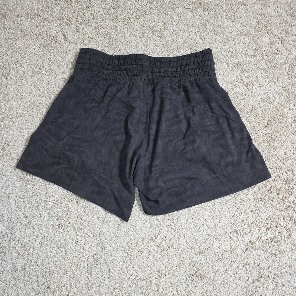 Athleta Camden Printed Shorts Womens 2 Green Lined Running Athletic Zip Pockets - Picture 3 of 9